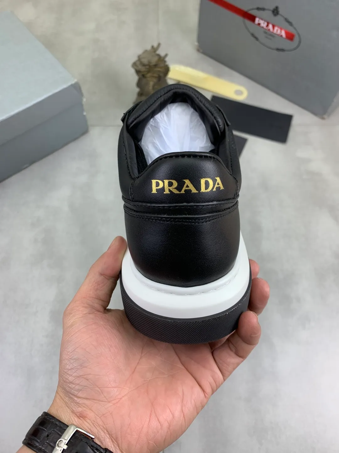 Men's shoes P560 💰 [New style] popular models are on the official website, 🆘 The trendy brand (Prada) mainly promotes popular models, avant-garde and versatile fashionable men's shoes private version mold opening, cowhide surface splicing 1:1.. Fashionable and simple, original imported cowhide lining cowhide feet; the atmosphere and personality are more fashionable, eye-catching and pursuing class. It will subvert the old ideas and be a must-have for fashionistas who want to spend time with you! Must keep it! Tall and comfortable, large and low, high-end quality workmanship. Code number: 38-44 (45 customized) black and white optional.